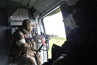 Военнослужащие РФ на борту вертолета Ми-8