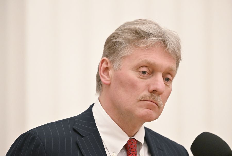 Песков прокомментировал возможность введения запрета на выезд чиновников и депутатов