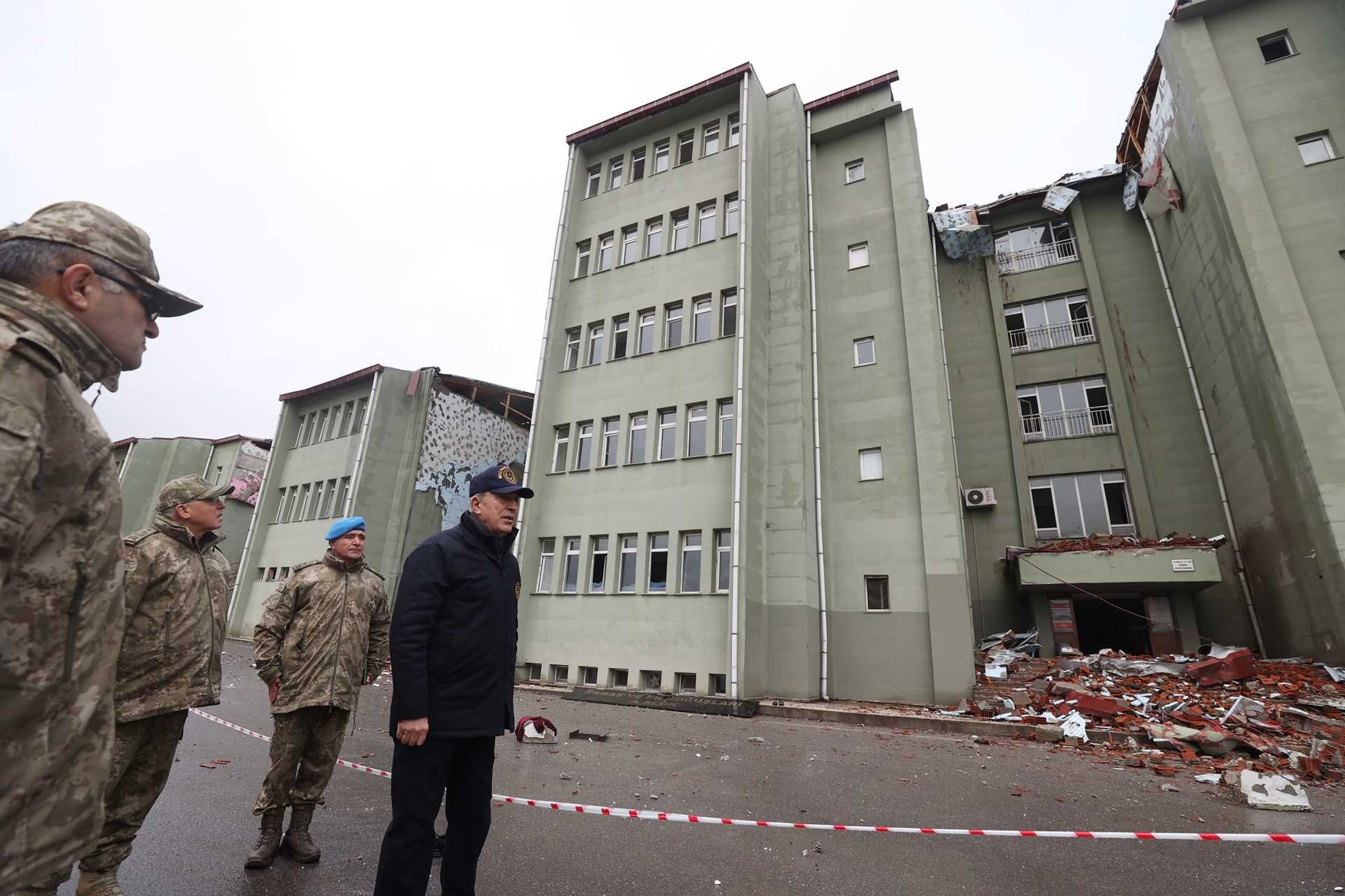 Турецкая армия разбирает завалы в зоне землетрясения