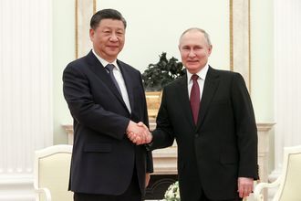 Президент РФ Владимир Путин и председатель КНР Си Цзиньпин во время встречи в Кремле