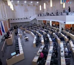 Оппозиционные депутаты покидают зал заседаний в знак протеста. Австрийский парламент