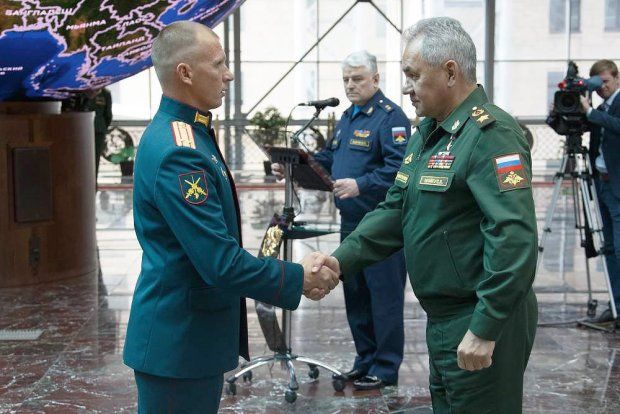 Шойгу вручил медали военнослужащим в штабе объединённой группировки войск