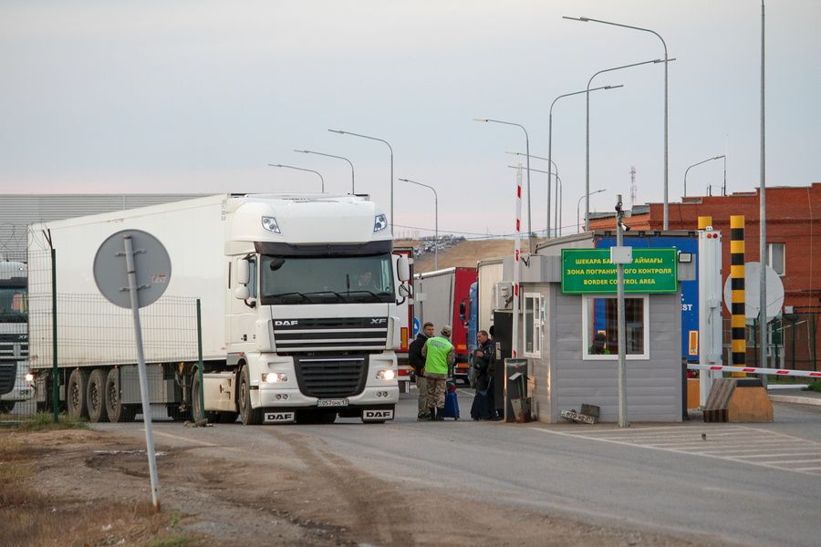 Автомобильный пункт пропуска на российско-казахстанской границе