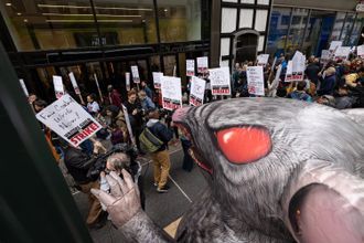 Член Гильдии писателей Америки марширует с гигантской крысой, символом оппозиции работодателям, перед Peacock Newfront, штаб-квартирой службы потоковой передачи NBCUniversal в Нью-Йорке