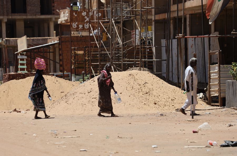 Местные жители в поисках воды в Хартуме. Судан