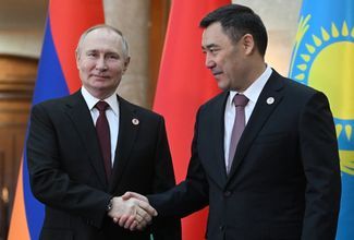 Президент РФ Владимир Путин и президент Киргизии Садыр Жапаров