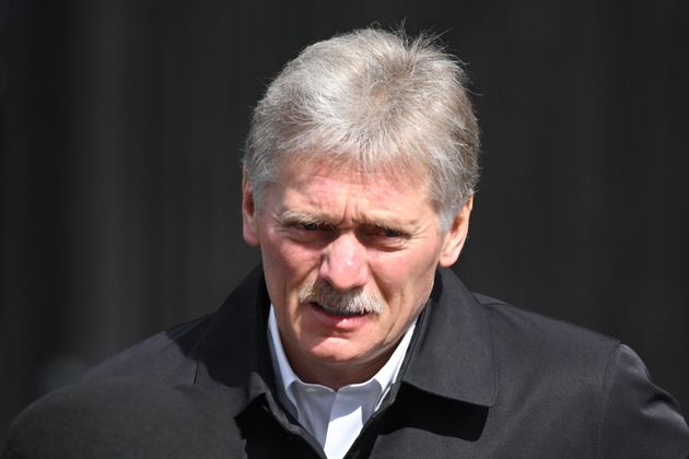 Заместитель руководителя администрации президента РФ, пресс-секретарь президента РФ Дмитрий Песков перед церемонией прощания с модельером Валентином Юдашкиным в похоронном доме «Троекурово»