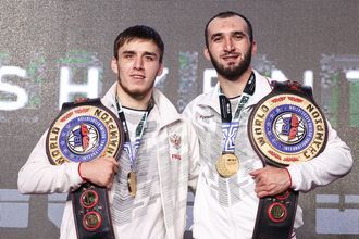 Шарабутдин Атаев и Муслим Гаджимагомедов, завоевавшие золотые медали, во время церемонии награждения