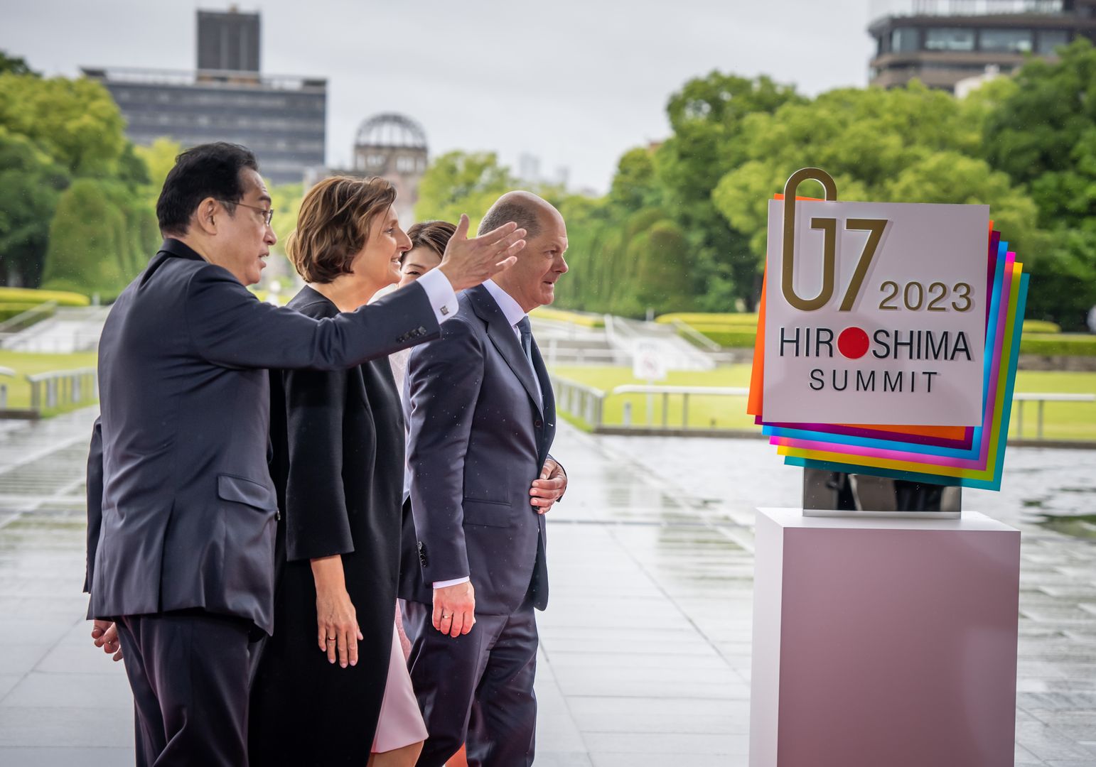 Фумио Кисида (слева), премьер-министр Японии, и его жена Юко Кисида (сзади) приветствуют канцлера Германии Олафа Шольца (СДПГ) и его жену Бритту Эрнст на саммите G7 в Хиросиме