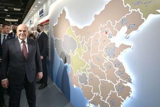 Премьер-министр РФ Михаил Мишустин во время посещения Шанхайского научно-исследовательского института нефтехимии Китайского национальной нефтехимической корпорации Sinopec
