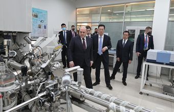 Михаил Мишустин во время посещения Шанхайского научно-исследовательского института нефтехимии Китайской национальной нефтехимической корпорации Sinopec