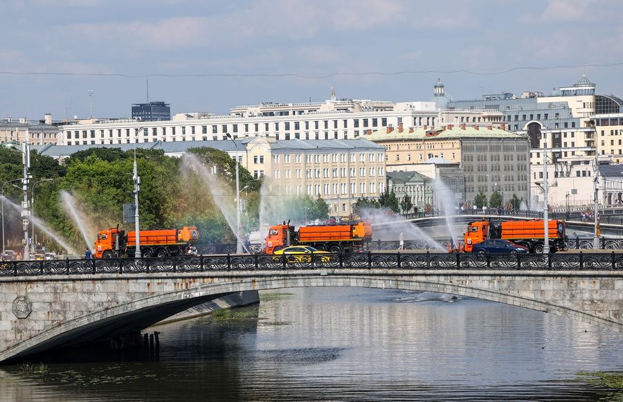 Поливомоечные машины во время аэрации проезжей части в период жары в Москве