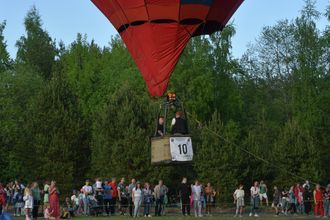 Люди на открытии 1-го Кубка губернатора Ленинградской области и Чемпионата по воздухоплавательному спорту на воздушных шарах