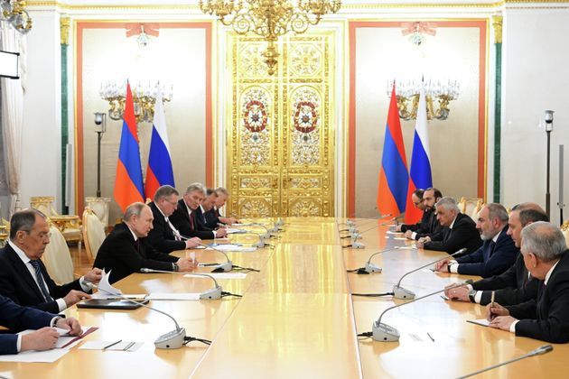 Президент РФ Владимир Путин и премьер-министр Республики Армения Никол Пашинян во время встречи на полях саммита Евразийского экономического союза в Москве. 2023