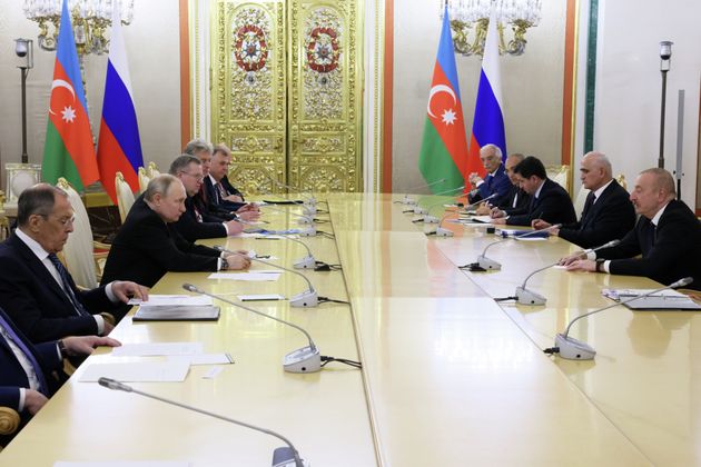 Президент РФ Владимир Путин и президент Азербайджанской Республики Ильхам Алиев (справа) во время встречи на полях саммита Евразийского экономического союза в Москве. 2023