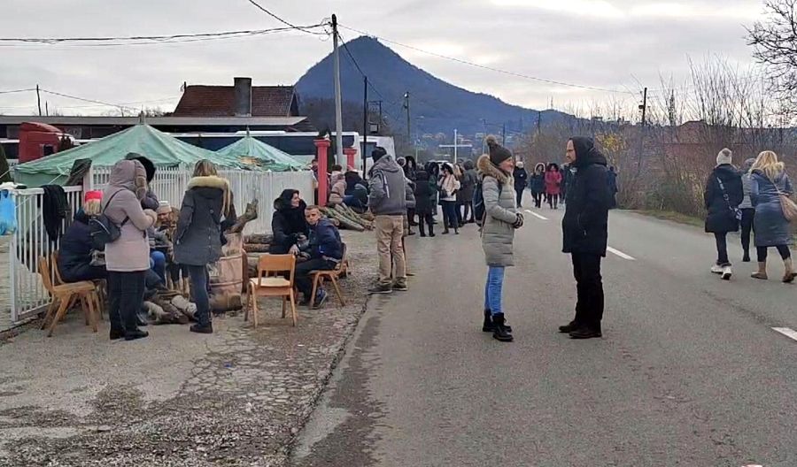 Люди на баррикадах в Косовска-Митровице. Косовские албанцы провели захват власти в муниципалитете Северная-Митровица в северной части Косово и Метохии
