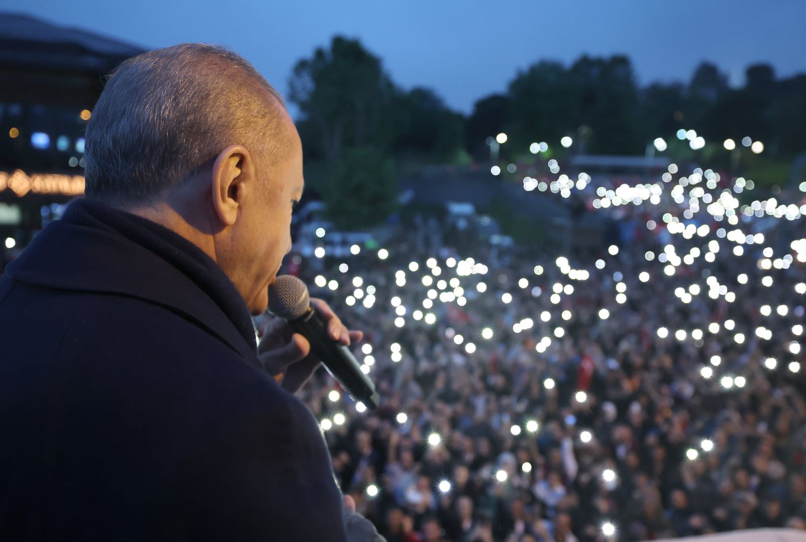 Реджеп Тайип Эрдоган, избранный президент Турции и лидер Партии справедливости и развития, обращается к толпе