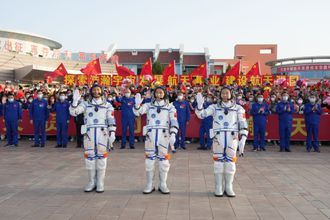 Китайские астронавты на церемонии проводов в Центре запуска Цзюцюань на северо-западе Китая. 30.05.2023