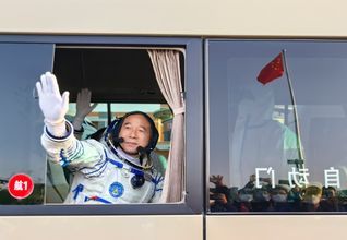 Китайский астронавт Цзин Хайпэн присутствует на церемонии проводов в Центре запуска Цзюцюань на северо-западе Китая. 30.05.2023