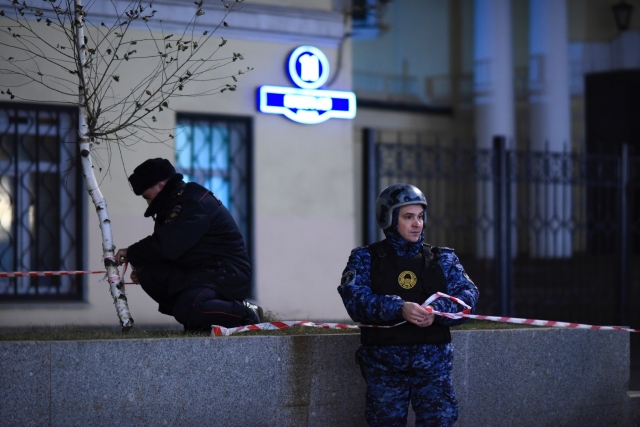Оцепление жилых помещений. Полиция на Лубянке. Оцепление в Москве на Лубянке.